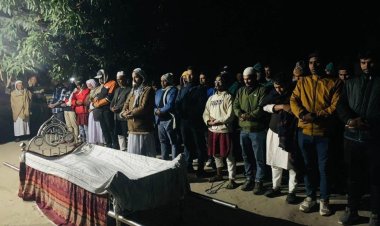 হাতকড়া-ডান্ডাবেড়ি নিয়েই মায়ের জানাজা পড়লেন ছাত্রদল নেতা