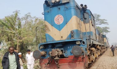  ট্রেনের ইঞ্জিন বিকল, দুর্ভোগে যাত্রীরা