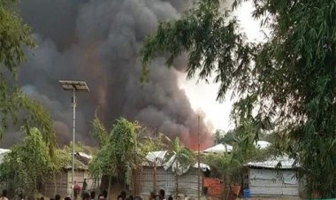 ঘর পুড়িয়ে দেওয়ার পর আশ্রয়হীন রোহিঙ্গারা