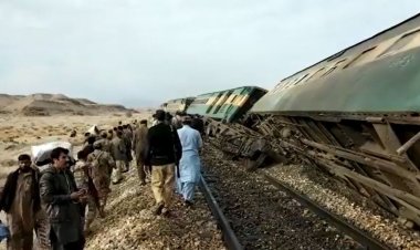 পাকিস্তানে বোমা হামলায় ট্রেনের ৮ বগি লাইনচ্যুত, আহত ১৫