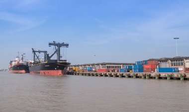 মোংলা বন্দরে লাইটার জাহাজডুবি