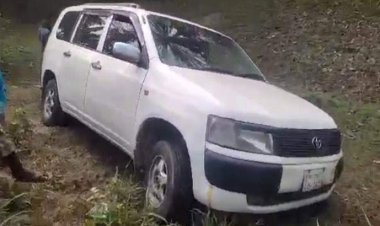 রাস্তায় পড়ে থাকা প্রাইভেটকার উদ্ধার