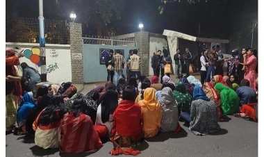 ভিসির বাসভবনের সামনে দাবি নিয়ে ঢাবি ছাত্রীরা