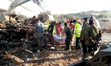  পাকিস্তানে যাত্রীবাহী বাস খাদে, নিহত অন্তত ৪১