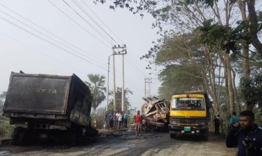  দুই ট্রাকের সংঘর্ষে অগ্নিদগ্ধ হয়ে হেলপার নিহত