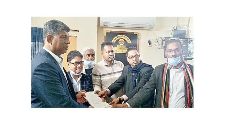 পুলিশ প্রহরায় উকিল সাত্তারের মনোনয়নপত্র জমা