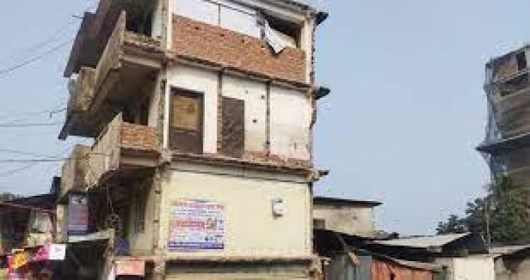 চট্টগ্রামে হেলে পড়েছে ৪তলা ভবন