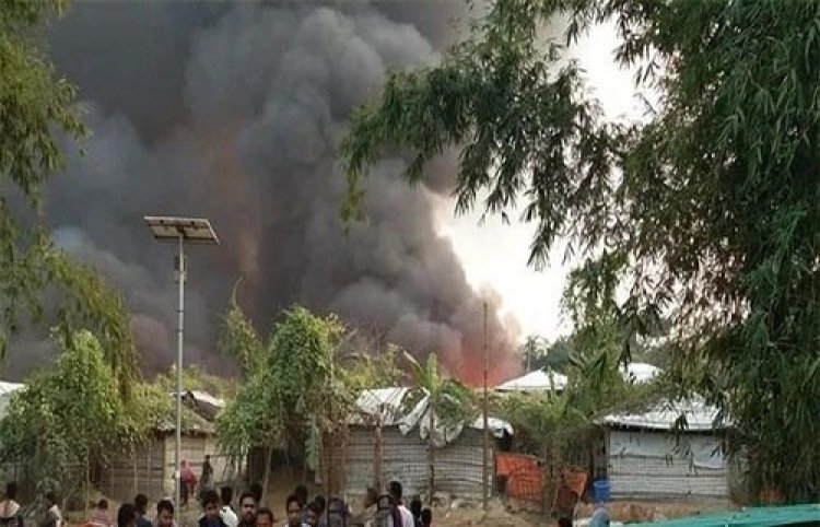 ঘর পুড়িয়ে দেওয়ার পর আশ্রয়হীন রোহিঙ্গারা