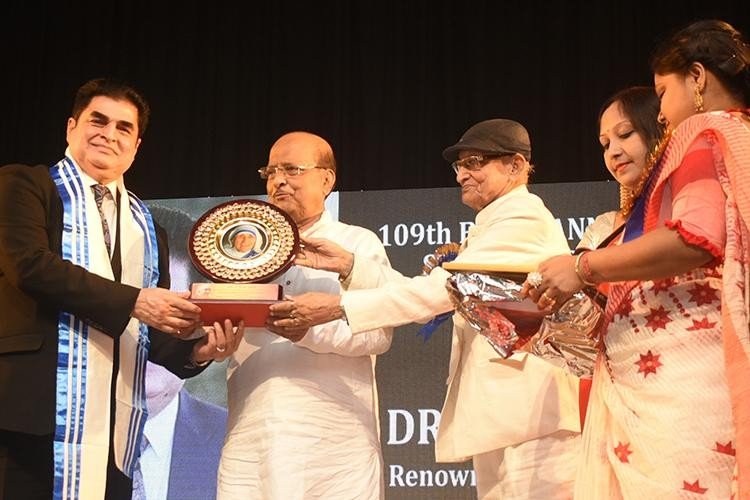 কলকাতায় মাদার তেরেসা অ্যাওয়ার্ড পেলেন দুই বাংলাদেশি