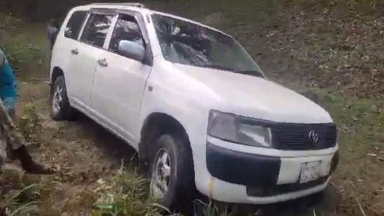 রাস্তায় পড়ে থাকা প্রাইভেটকার উদ্ধার