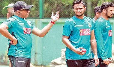 ফিরছেন হাথুরুসিংহে, মিশ্র প্রতিক্রিয়া দেশের ক্রিকেটে