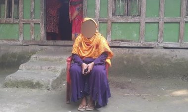 বিয়ের দাবিতে প্রেমিকের বাড়িতে ৪ সন্তানের জননীর অনশন