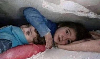 ধ্বংসস্তূপের নিচে আটকে পড়া ভাই-বোনের হৃদয়স্পর্শী ছবি