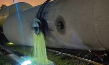 চট্টগ্রাম চট্টগ্রামে ট্রেনের বগি লাইনচ্যুত হয়ে ৪০ হাজার লিটার তেল খালে