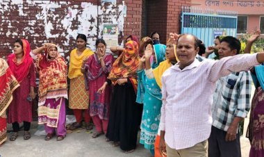 বকেয়া বেতনের দাবিতে রেশম শ্রমিকদের বিক্ষোভ