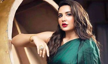 ‘প্রকাশ্যে চুমু? এ কেমন বিধায়ক’! রাজ-শুভশ্রীর আদুরে ছবি দেখে নিন্দার ঝড়