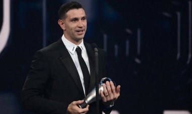 সেরার পুরস্কার জিতে অশ্লীল অঙ্গভঙ্গি নিয়ে যা বললেন মার্টিনেজ