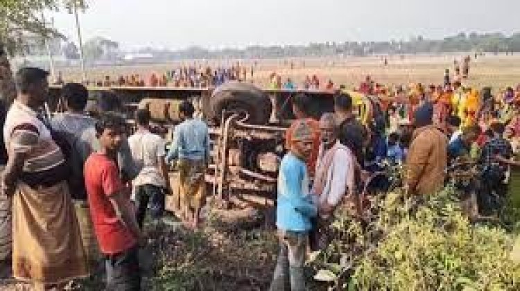 শিশুসহ ৩৭ যাত্রী নিয়ে উল্টে গেল পিকনিকের বাস
