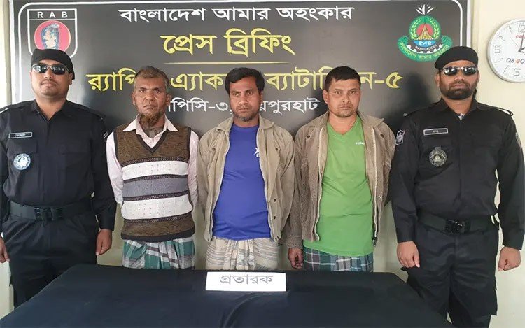 চাকরির লোভ দেখিয়ে লাখ হাতিয়ে নিতেন তারা