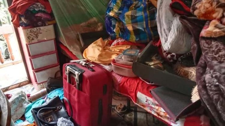 পিস্তল ঠেকিয়ে বাড়ির সবাইকে আটকে রেখে ডাকাতি