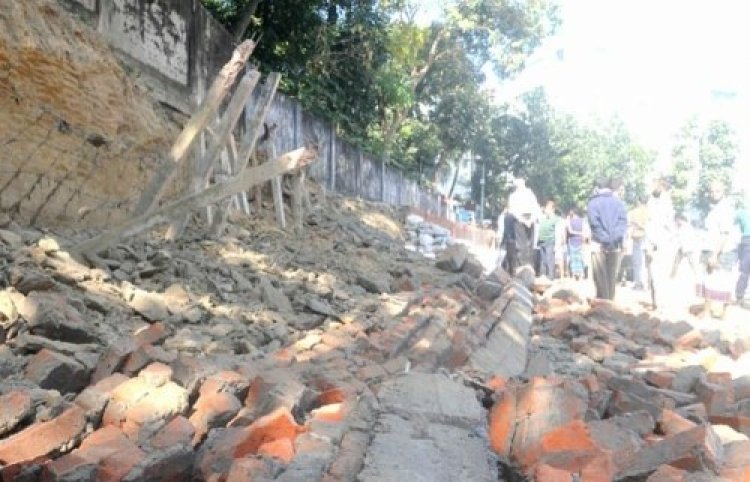 চট্টগ্রামে দেয়াল ধসে পথচারীর মৃত্যু