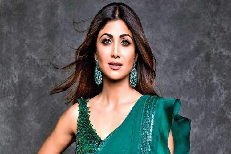 খোলামেলা পোশাকে সমালোচিত শিল্পা