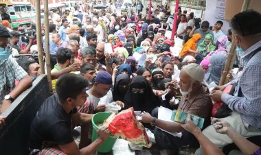 ওএমএস’র ট্রাকে দীর্ঘ হচ্ছে মানুষের সারি, বাড়ছে বিশৃঙ্খলা