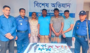 চট্টগ্রামের লোহাগাড়ায় বিপুল অস্ত্রসহ গ্রেপ্তার ৪