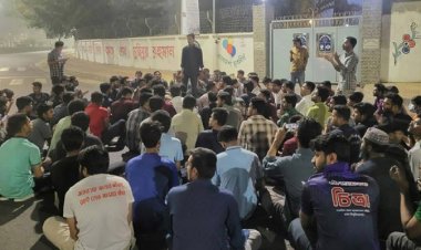 মধ্যরাতে ঢাবি উপাচার্যের বাসভবনের সামনে ছাত্রলীগ