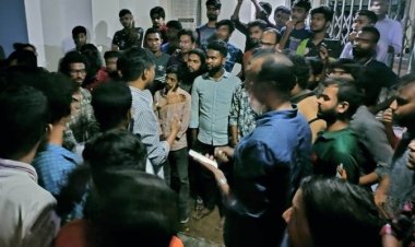 ছিনতাইকারীর ছুরিকাঘাতে রাবি শিক্ষার্থী আহত, প্রশাসন ভবন অবরোধ