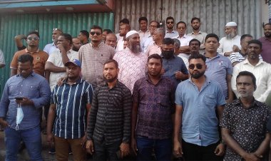 সীতাকুন্ডে দৈনিক দিনকাল পত্রিকার ডিক্লারেশন বাতিলে মানববন্ধন