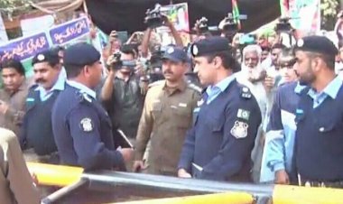 বাসভবনে পুলিশ, গ্রেফতার হচ্ছেন ইমরান খান