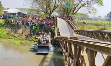 ব্রিজ ভেঙে ট্রাক নদীতে / সাজেক-দীঘিনালা রুটে যান চলাচল বন্ধ
