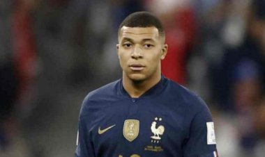 সন্তান হারানো প্রতিপক্ষ ফুটবলারকে সান্ত্বনা দিলেন এমবাপে