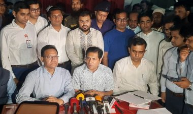 সিদ্দিকবাজারে হতাহতদের নগদ অর্থসহায়তা দিচ্ছে ঢাকা জেলা প্রশাসন