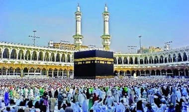 হজের নতুন প্যাকেজ ঘোষণার দাবিতে আইনজীবীদের বিক্ষোভ