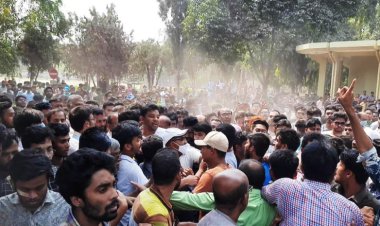 ছাত্রলীগের প্রটোকলে বাসভবনে পৌঁছালেন রাবি ভিসি