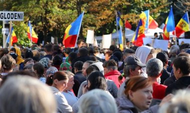 উচ্চ জ্বালানি মূল্যের প্রতিবাদে মলদোভার সড়কে হাজারো বিক্ষোভকারী
