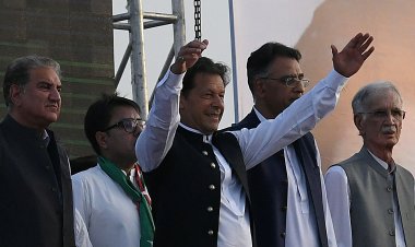 পাকিস্তানে আবার নাটকীয়তা, থোরাই কেয়ার ইমরানের