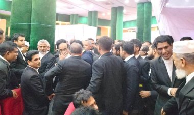 থমথমে সুপ্রিম কোর্ট: ভোটকেন্দ্রে বিএনপিপন্থি আইনজীবীদের বিক্ষোভ