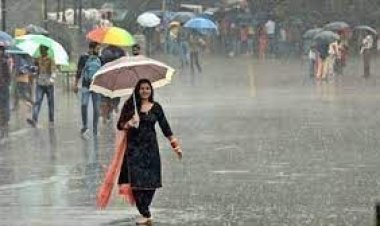 রাজধানীতে থেমে থেমে বৃষ্টি, ভোগান্তিতে অফিসমুখি মানুষ