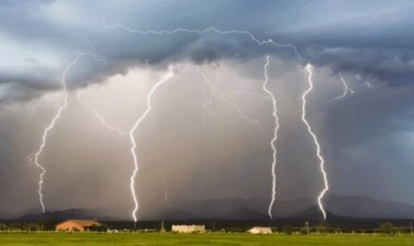 বজ্রপাতে প্রাণ গেল যুবকের