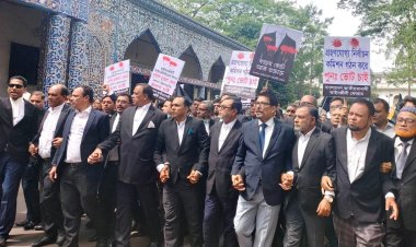 আইনমন্ত্রী ও অ্যাটর্নির পদত্যাগ দাবিতে কালো পতাকা মিছিল