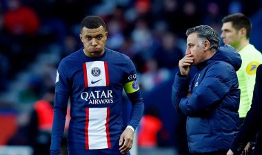 মেসি-এমবাপ্পেদের হারের দায় দেয়ায় সাংবাদিকদের এক হাত নিলেন পিএসজি কোচ