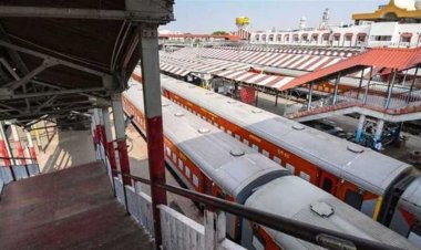 রেলস্টেশনের টেলিভিশনের পর্দায় বিজ্ঞাপনের বদলে চলছে পর্ন ফিল্ম