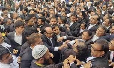 সুপ্রিম কোর্টে পুলিশের লাঠিচার্জ : রিটের শুনানি ২৭ মার্চ