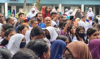 বগুড়ায় জজের কাছে এক অভিভাবককে পা ধরে ক্ষমা নিয়ে তুলকালাম