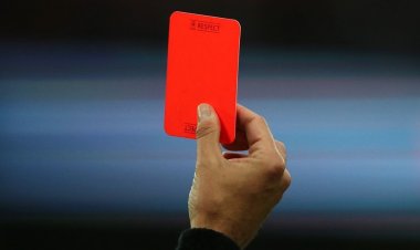 মাঠে নামার আগেই রেফারির লাল কার্ড