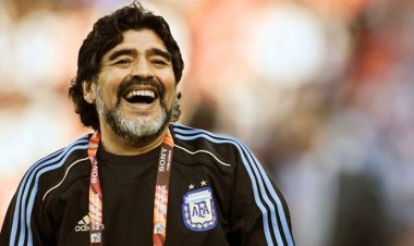 ম্যারাডোনাকে হেয় করে ব্যানার, দর্শককে শাস্তি