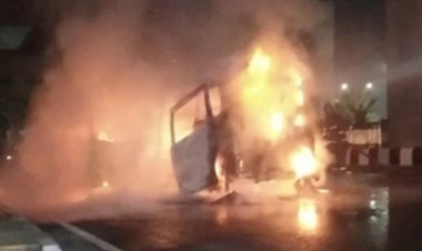 বনানীতে অ্যাম্বুলেন্সে আগুন